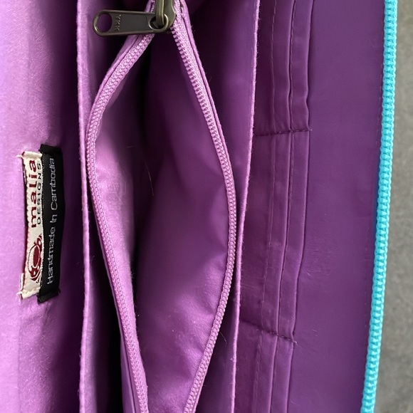 Malia designs zippered wristlet. - Picture 5 of 8